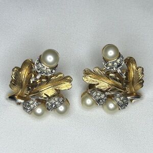 Stunning Vintage Trifari oak leaf & faux pearl gold & silver tone clip ons.